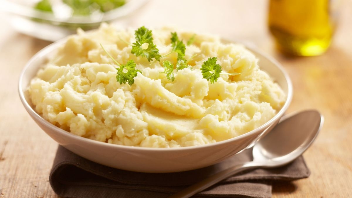 aviko potatismos super mash homemade i en skål med gröna blad