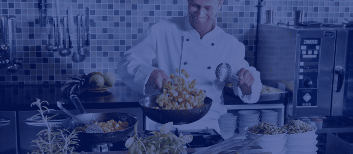 kock som lagar mat och använder aviko potatisprodukter