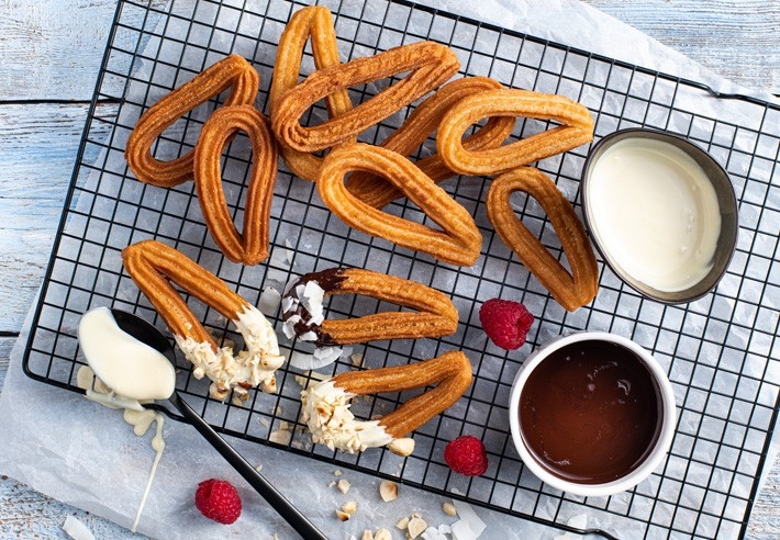 aviko churros med vit och mörk chokladåd med hasselnötter och kokos