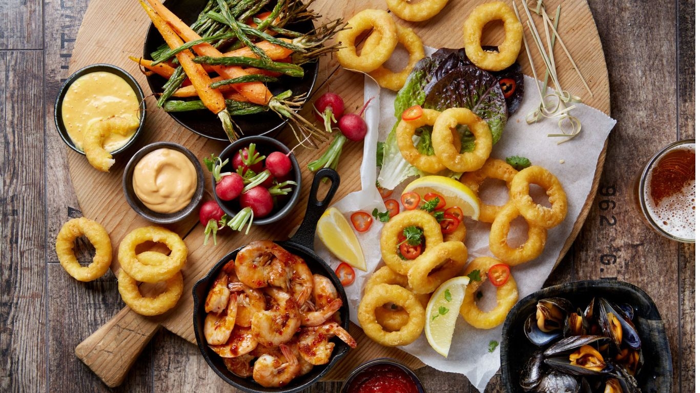 aviko snacks appetizers fingerfood på en träbricka med mat