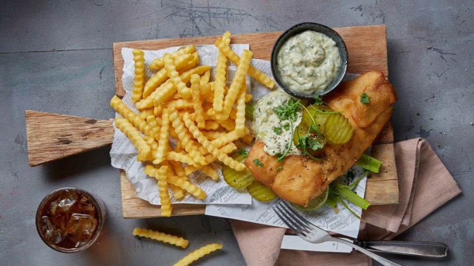 aviko foodservice crinkle pommes frites med panera fisk och sås på en träbricka