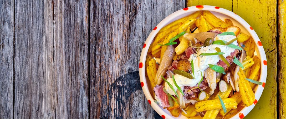 loaded fries med fransk bistro touch på ett träbord