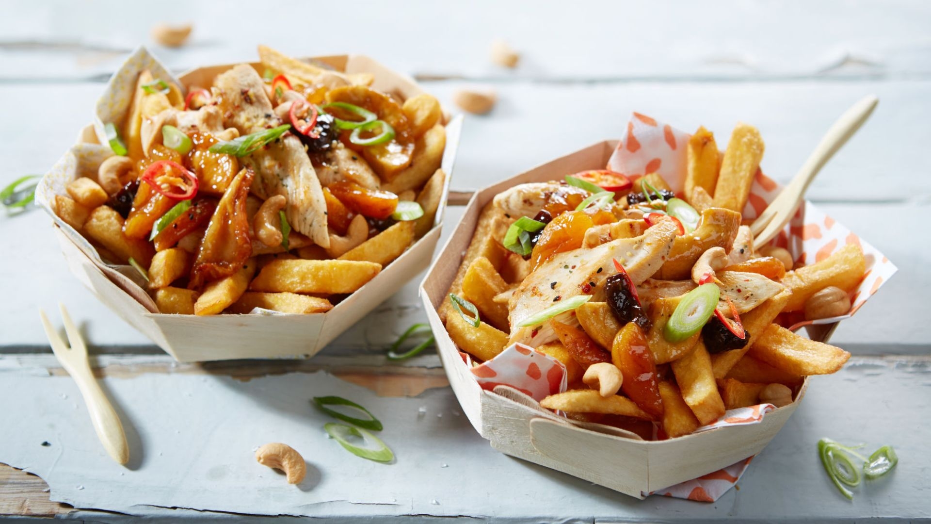 loaded fries från aviko på en vit träbänk med en somrig touch