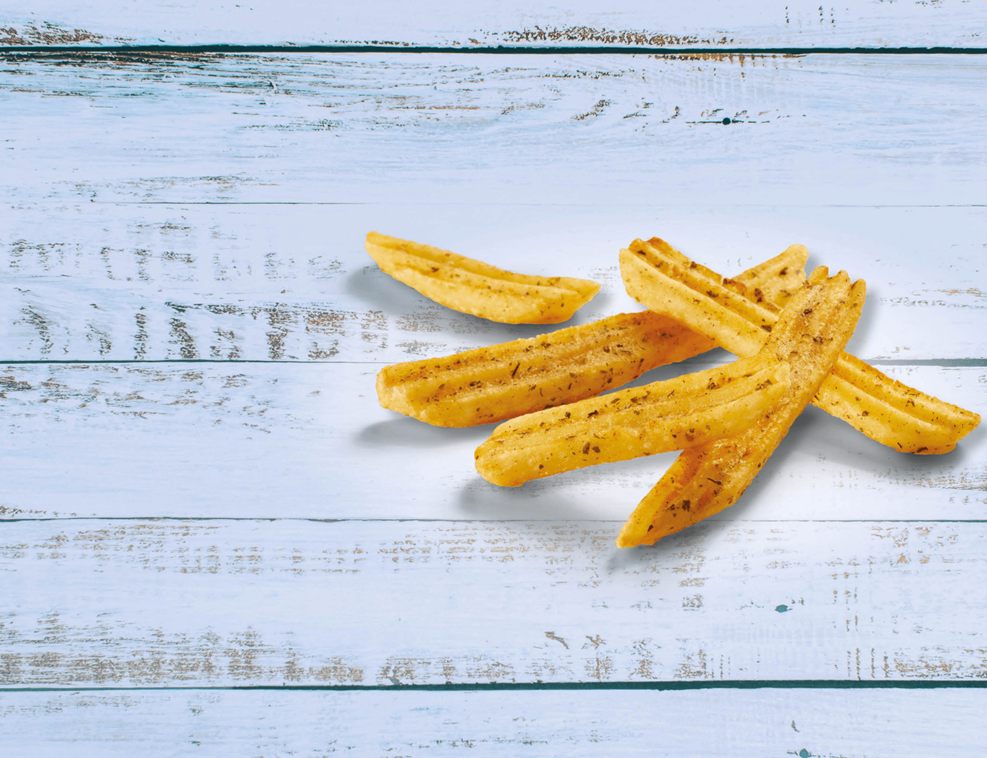 aviko wavy blends pommes frites produktbild mot en trävägg