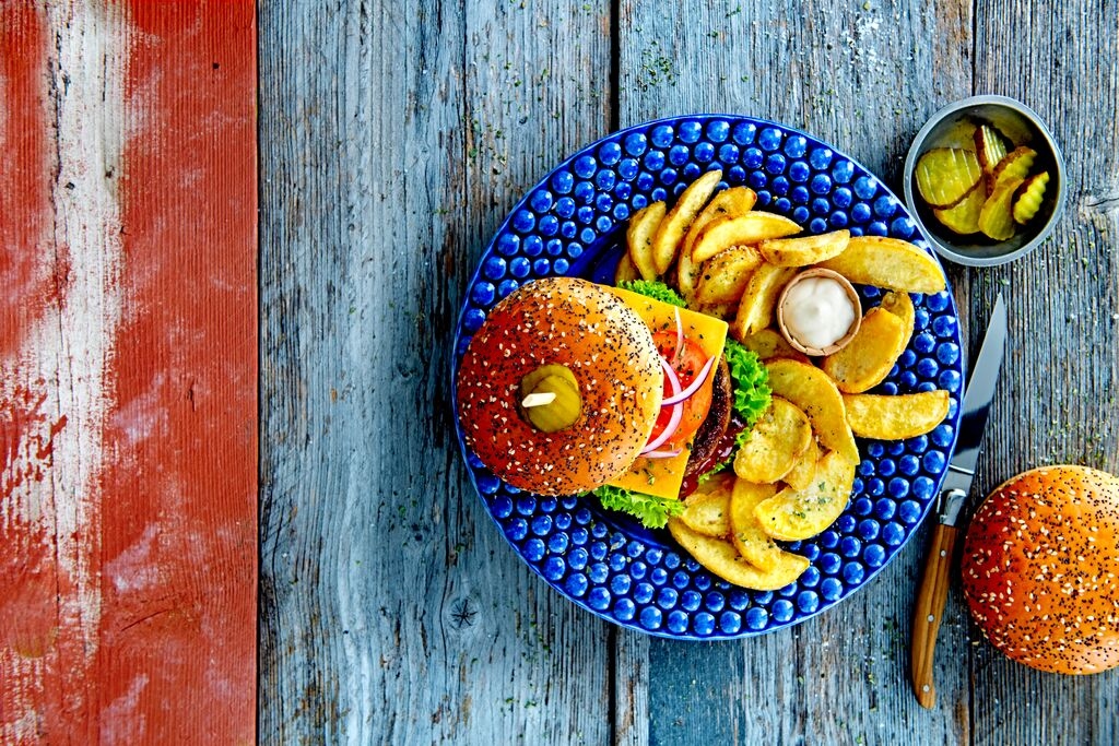 aviko extra thin wedges klyftpotatis med aioli och cheeseburgare