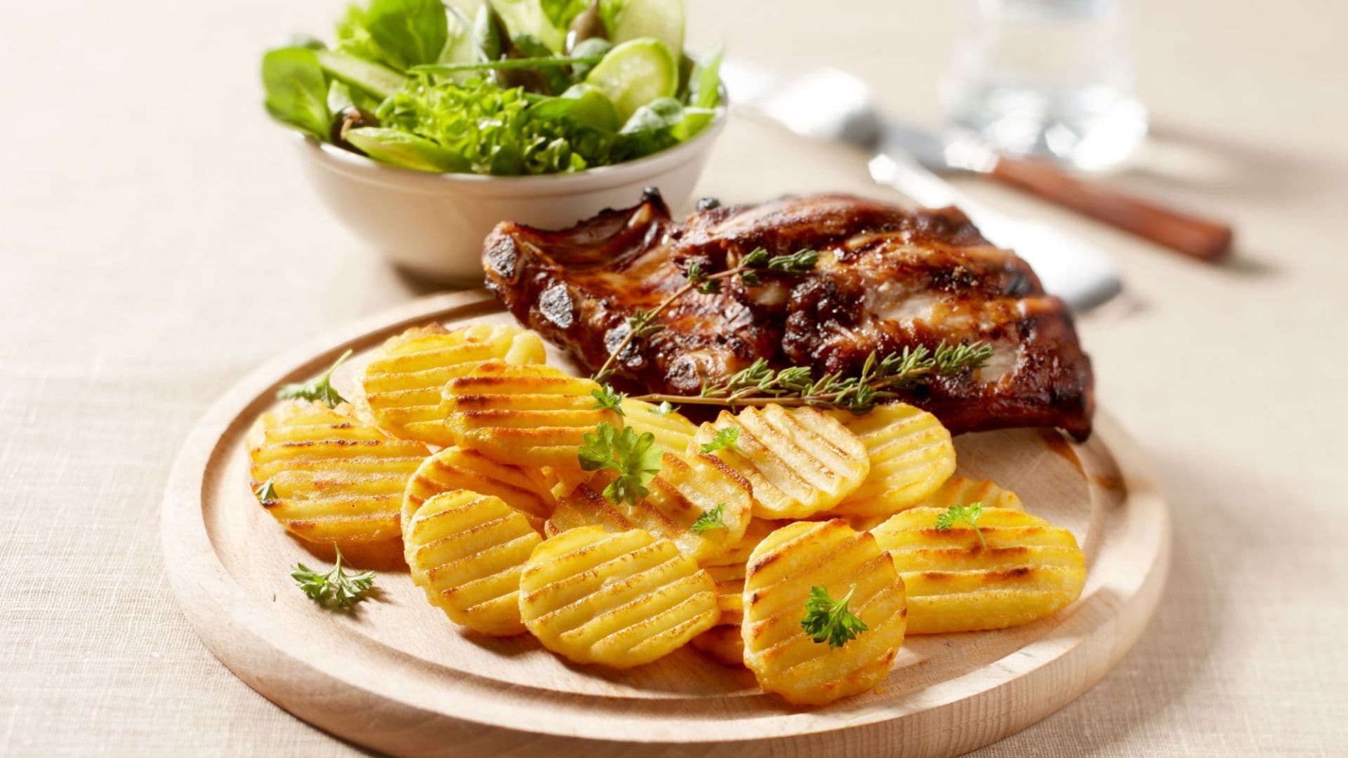 serveringsförslag räfflade potatisskivor från aviko dukaten chips kött sallad och potatis