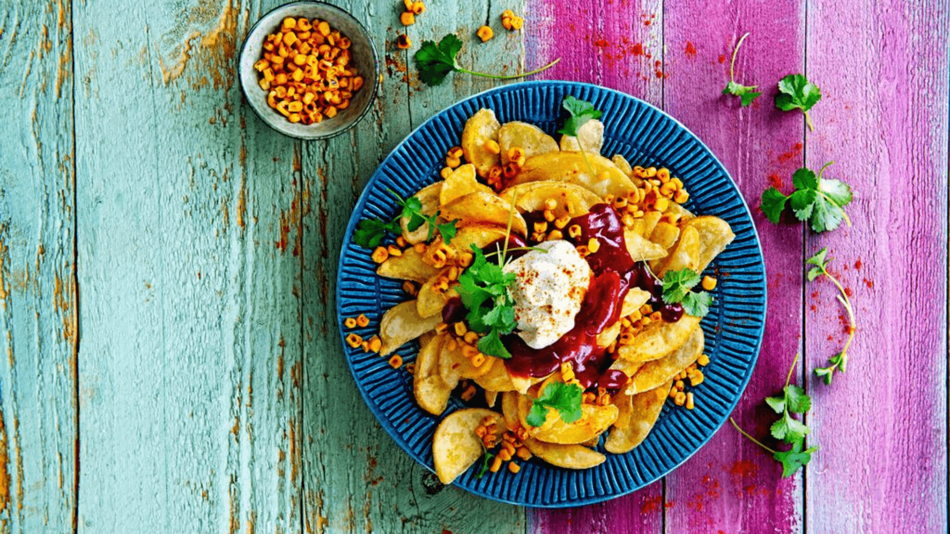 loaded fries rätt kombinerat med aviko extra thin wedges med sås och vegetariska tillbehör som toppings