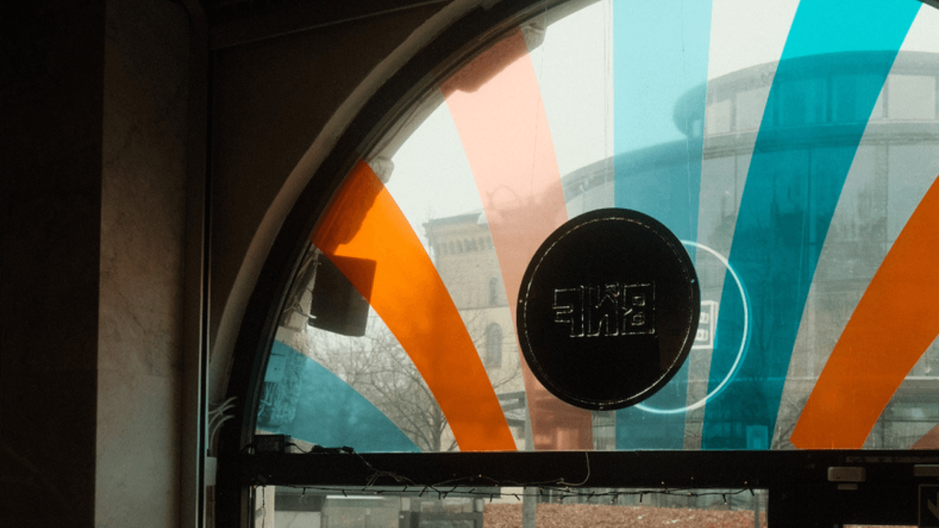 ikoniskt fönster på beer n fries